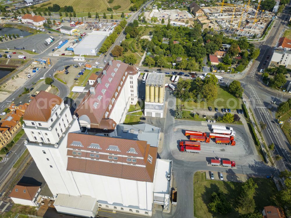 Aerial image Dresden - High silo and grain storage with adjacent storage Dresdner Hafenmuehle in Albertshafen on street Bremer Strasse in the district Friedrichstadt in the district Friedrichstadt in Dresden in the state Saxony, Germany