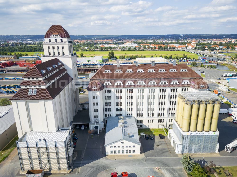 Aerial photograph Dresden - High silo and grain storage with adjacent storage Dresdner Hafenmuehle in Albertshafen on street Bremer Strasse in the district Friedrichstadt in the district Friedrichstadt in Dresden in the state Saxony, Germany