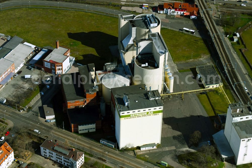 Aerial image Erfurt - Tower silo and grain storage with adjoining warehouses of the Erfurter Malzwerke GmbH along the Roststrasse - Vollbrachtstrasse in the district Ilversgehofen in Erfurt in the state Thuringia, Germany