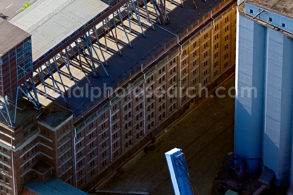 Aerial photograph Bremen - High silo and grain storage with adjacent storage of J. Mueller Weser GmbH & Co. KG on street Getreidestrasse in the district Ueberseestadt in Bremen, Germany