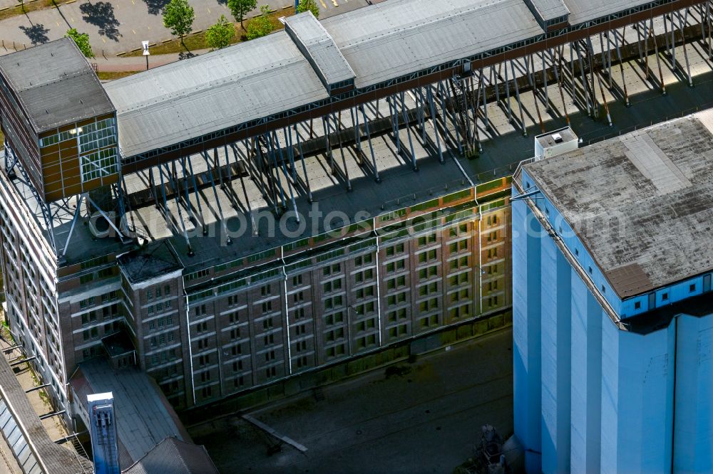 Bremen from the bird's eye view: High silo and grain storage with adjacent storage of J. Mueller Weser GmbH & Co. KG on street Getreidestrasse in the district Ueberseestadt in Bremen, Germany