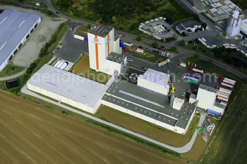 Heidegrund from the bird's eye view: High silo and grain storage with adjacent storage Thueringer Muehlenwerke GmbH on Muehlenstrasse in the district Weickelsdorf in Heidegrund in the state Saxony-Anhalt, Germany