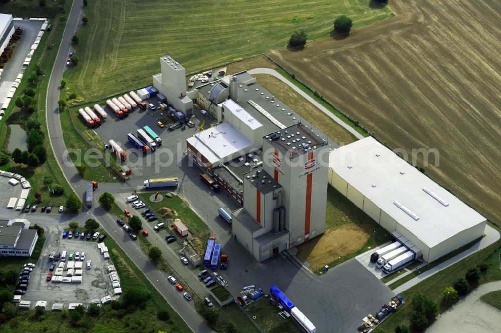 Heidegrund from the bird's eye view: High silo and grain storage with adjacent storage Thueringer Muehlenwerke GmbH on Muehlenstrasse in the district Weickelsdorf in Heidegrund in the state Saxony-Anhalt, Germany