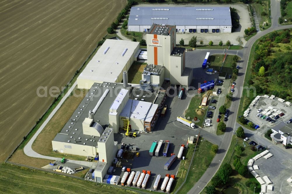 Heidegrund from the bird's eye view: High silo and grain storage with adjacent storage Thueringer Muehlenwerke GmbH on Muehlenstrasse in the district Weickelsdorf in Heidegrund in the state Saxony-Anhalt, Germany