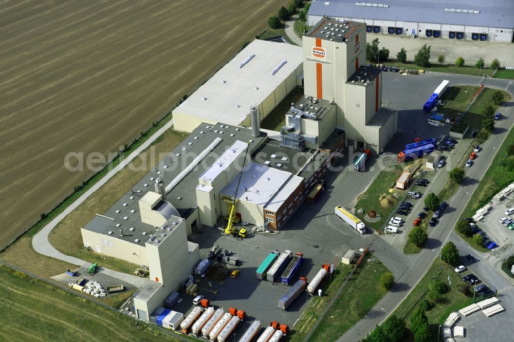 Aerial image Heidegrund - High silo and grain storage with adjacent storage Thueringer Muehlenwerke GmbH on Muehlenstrasse in the district Weickelsdorf in Heidegrund in the state Saxony-Anhalt, Germany