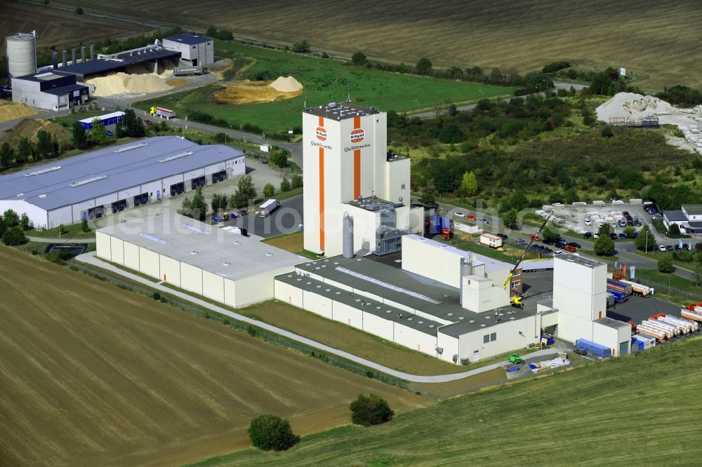 Heidegrund from the bird's eye view: High silo and grain storage with adjacent storage Thueringer Muehlenwerke GmbH on Muehlenstrasse in the district Weickelsdorf in Heidegrund in the state Saxony-Anhalt, Germany