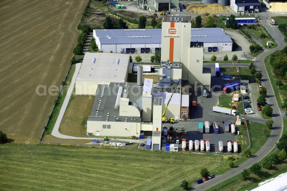 Aerial image Heidegrund - High silo and grain storage with adjacent storage Thueringer Muehlenwerke GmbH on Muehlenstrasse in the district Weickelsdorf in Heidegrund in the state Saxony-Anhalt, Germany