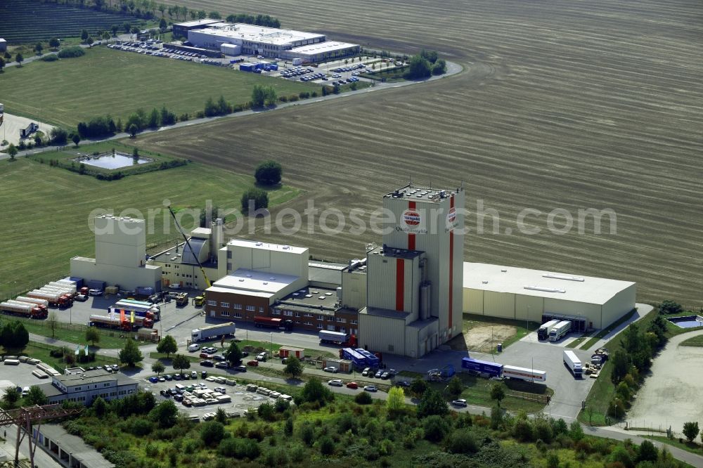 Heidegrund from the bird's eye view: High silo and grain storage with adjacent storage Thueringer Muehlenwerke GmbH on Muehlenstrasse in the district Weickelsdorf in Heidegrund in the state Saxony-Anhalt, Germany