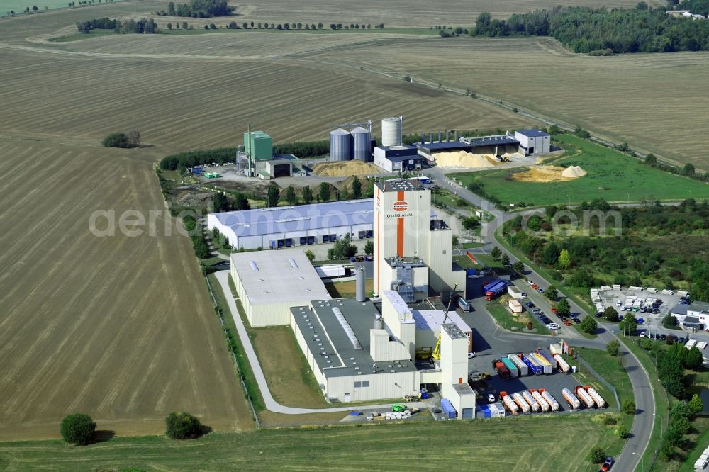 Aerial image Heidegrund - High silo and grain storage with adjacent storage Thueringer Muehlenwerke GmbH on Muehlenstrasse in the district Weickelsdorf in Heidegrund in the state Saxony-Anhalt, Germany