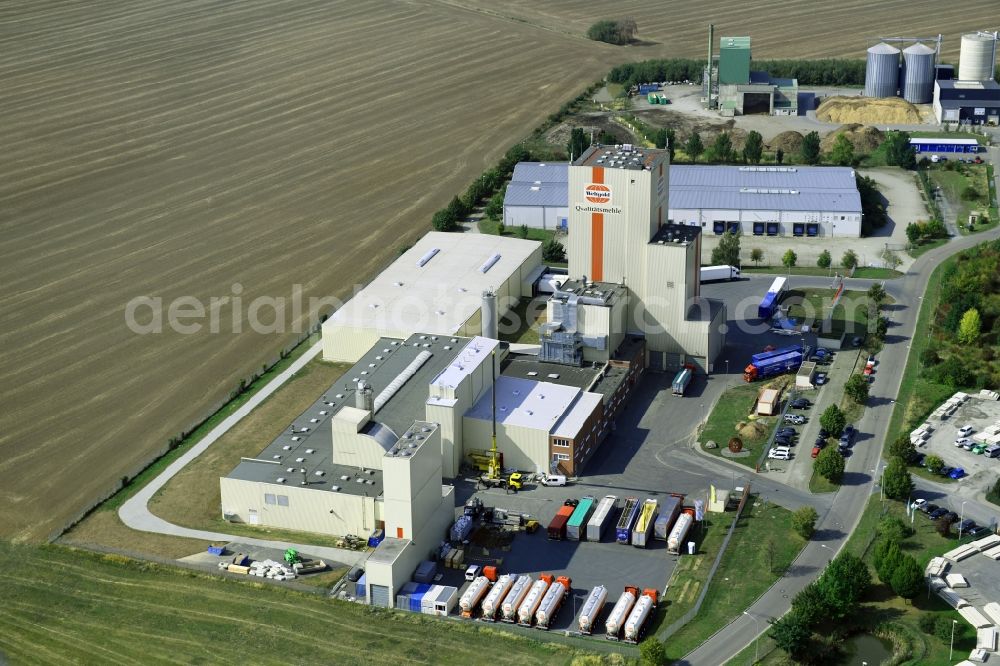 Aerial photograph Heidegrund - High silo and grain storage with adjacent storage Thueringer Muehlenwerke GmbH on Muehlenstrasse in the district Weickelsdorf in Heidegrund in the state Saxony-Anhalt, Germany