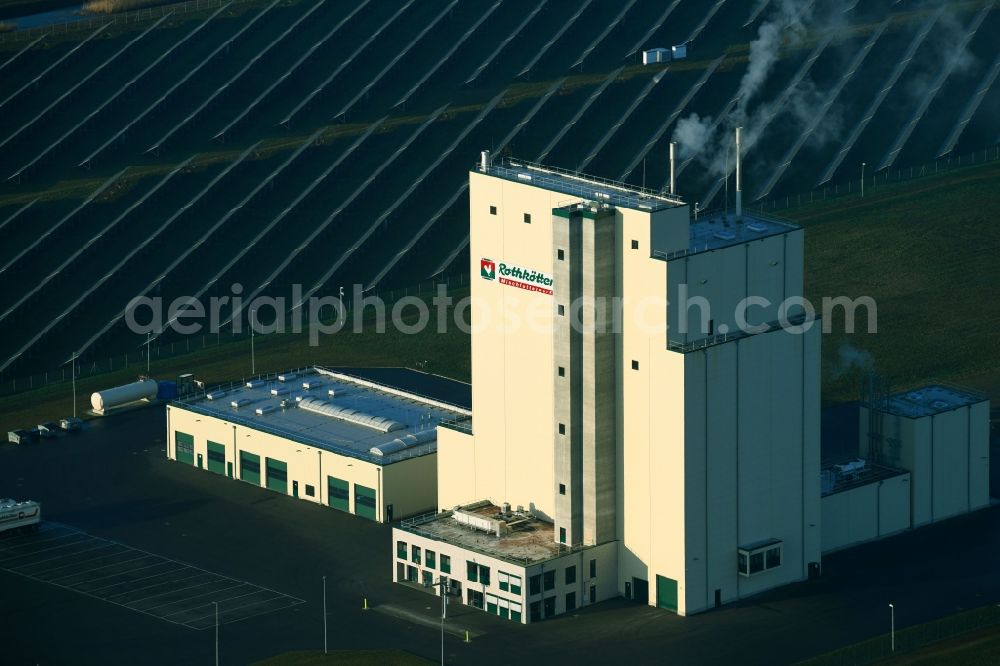 Aerial photograph Boizenburg/Elbe - High silo and grain storage with adjacent storage Rothkoetter Mischfutter GmbH in Boizenburg/Elbe in the state Mecklenburg - Western Pomerania, Germany
