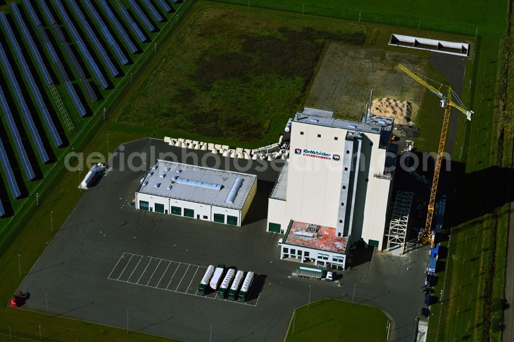 Aerial photograph Boizenburg/Elbe - High silo and grain storage with adjacent storage Rothkoetter Mischfutter GmbH in Boizenburg/Elbe in the state Mecklenburg - Western Pomerania, Germany