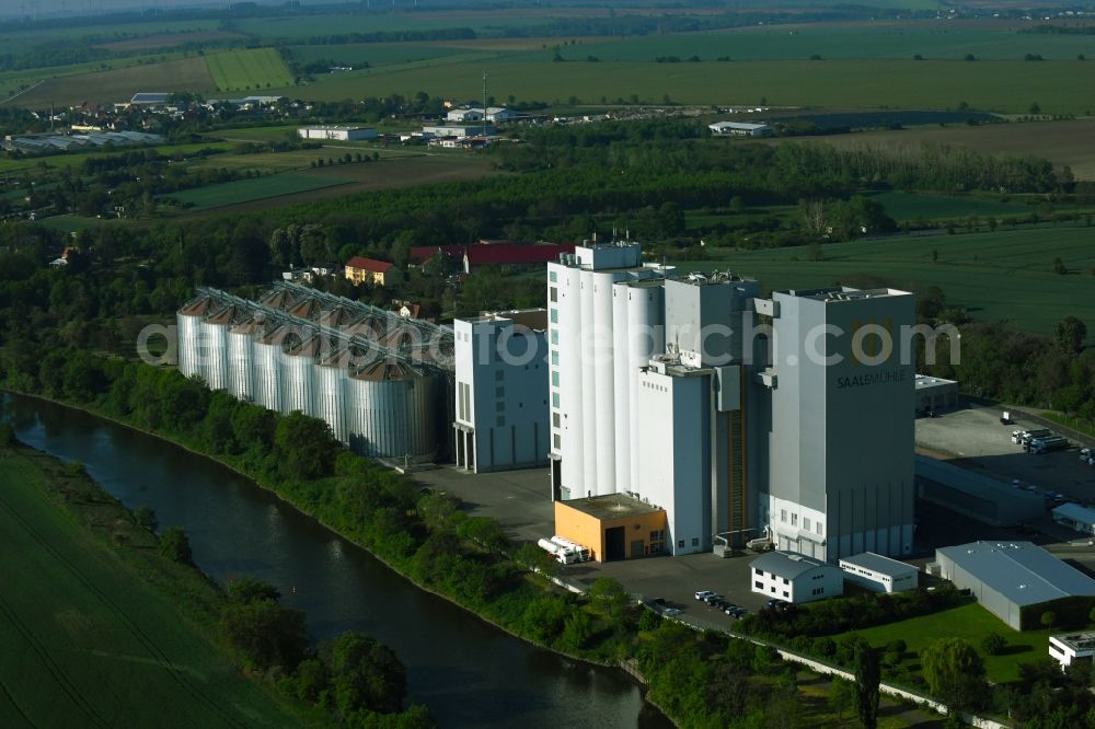Aerial image Alsleben (Saale) - High silo and grain storage with adjacent storage of Saalemuehle Alsleben on Bernburger Strasse in Alsleben (Saale) in the state Saxony-Anhalt, Germany