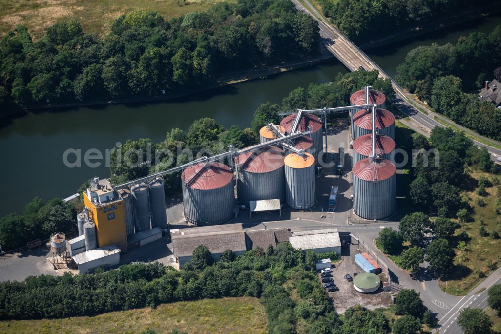 Aerial photograph Vechelde - Silo systems and buildings of Wilhelm Fromme Landhandel GmbH & Co. KG. in the district Wedtlenstedt in Vechelde in the state Lower Saxony, Germany