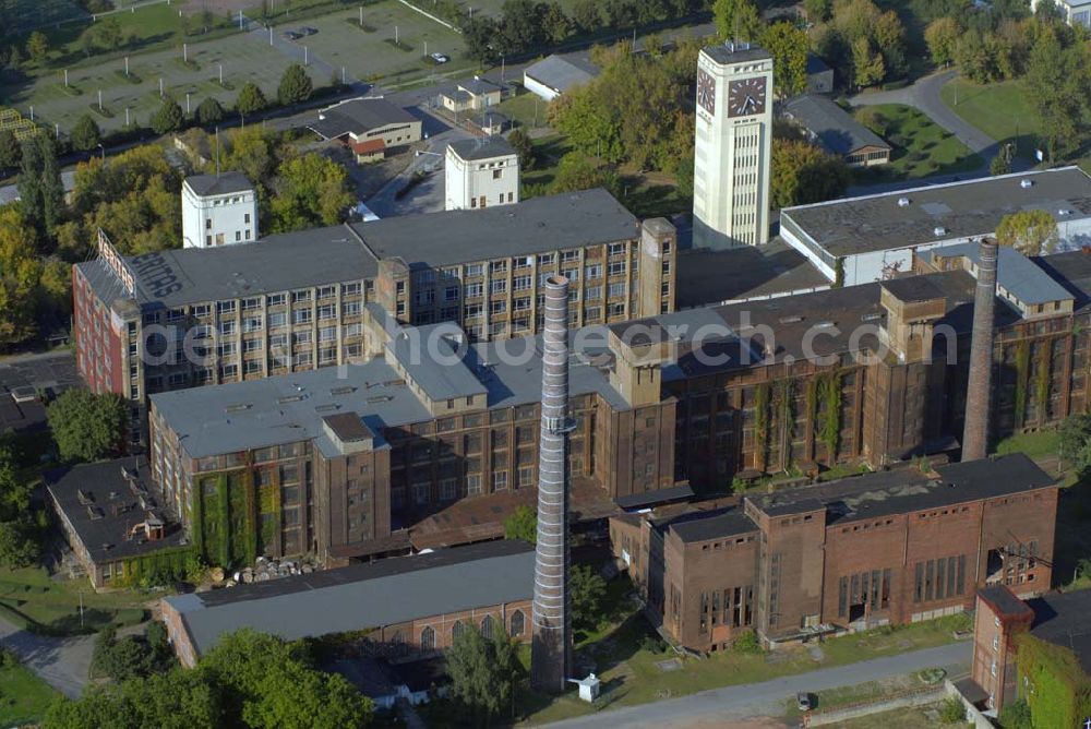 Wittenberge from above - Blick auf das Gebäude der Firma Veritas an der Bad Wilsnacker Straße. Nach der Demontage des Singer-Werkes wurde die Herstellung unter dem Namen Veritas mit viel Kraftaufwand weitergeführt. Der Uhrenturm des ehemaligen Nähmaschinenwerkes SINGER/VERITAS in Wittenberge ist die größte Turmuhr Deutschlands und zweitgrößte Turmuhr in Europa – nach Big Ben in London. Die architektonischen Formen des gelb verputzten Turms lassen eine Beeinflussung durch den Expressionismus und vor allem die Neue Sachlichkeit erkennen. Bis zu 3.000 Menschen arbeiteten in dieser Fabrik, die 1990, in ihrem letzten Jahr, noch 400.000 Nähmaschinenwerk Haushaltsnähmaschinen produzierte.