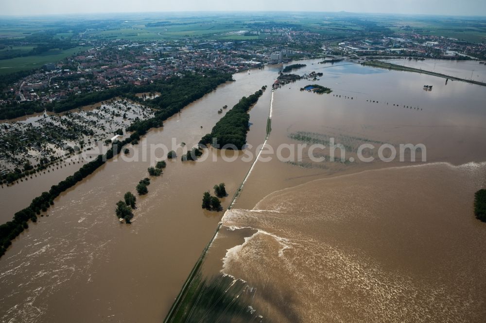 Aerial image Riesa - The situation during the flooding in East Germany on the bank of the river Elbe close to Riesa and Nünchritz in the state of Saxony. Overview of the Elbe river and neighbouring fields and allotements