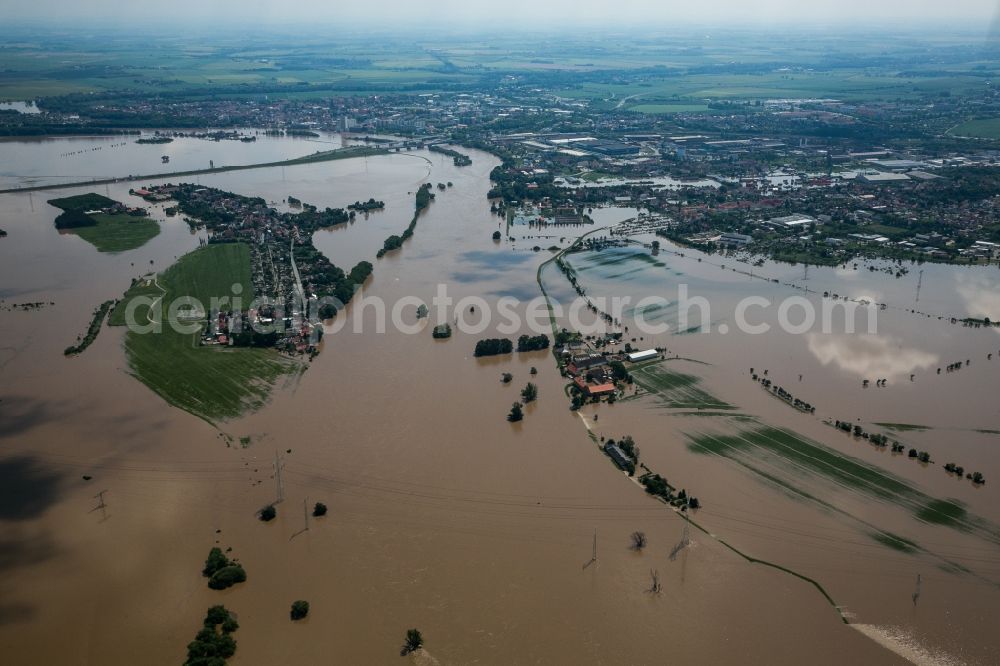 Aerial photograph Riesa - The situation during the flooding in East Germany on the bank of the river Elbe close to Riesa and Nünchritz in the state of Saxony. Overview of the Elbe river and neighbouring fields and allotements