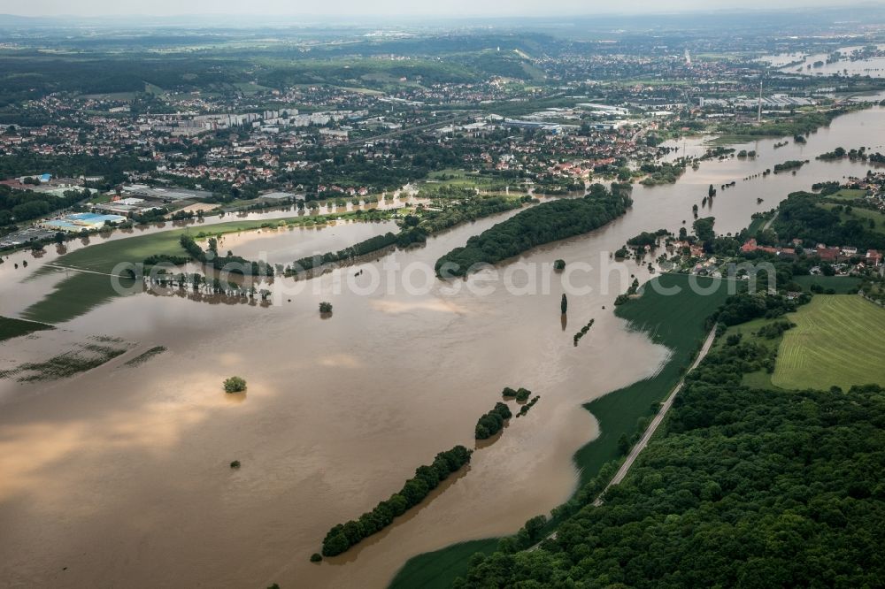 Aerial image Coswig - The situation during the flooding in East Germany on the bank of the river Elbe close to Riesa and Nünchritz in the state of Saxony. Overview of the Elbe river and neighbouring fields and allotements. View of the Elbe islands Pillnitz and Gauernitz and the swimming lake Coswig-Kötitz