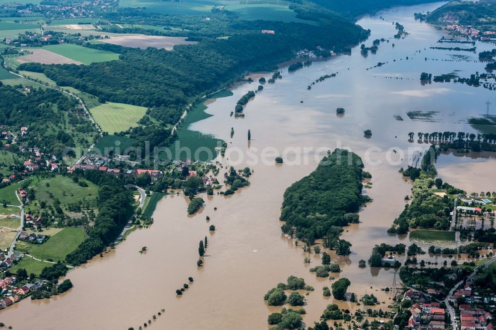 Aerial photograph Coswig - The situation during the flooding in East Germany on the bank of the river Elbe close to Riesa and Nünchritz in the state of Saxony. Overview of the Elbe river and neighbouring fields and allotements. View of the Elbe islands Pillnitz and Gauernitz and the swimming lake Coswig-Kötitz