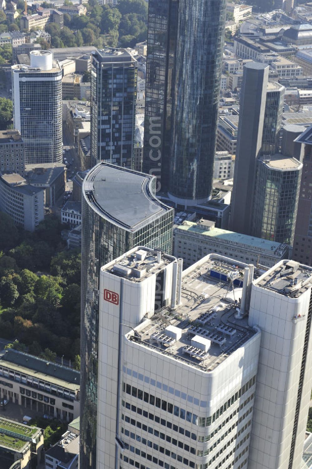 Frankfurt am Main from the bird's eye view: Dach des Silberturm / Silberling / Silver Tower / Jürgen - Ponto - Hochhaus / Dresdner - Bank - Hochhaus. Das Gebäude befindet sich im Bahnhofsviertel Frankfurts. Hauptmieter des Gebäudes ist die Deutsche Bahn AG. Das Gebäude gehört der Commerzbank durch die die Dresdner Bank übernommen wurde. Roof of the silver tower / Silberling / Silver Tower / Juergen - Ponto - high - rise / Dresdner - Bank - high - rise. It is situated in the area around the train station in Frankfurt. Main tenant of the building is the Deutsche Bahn AG.