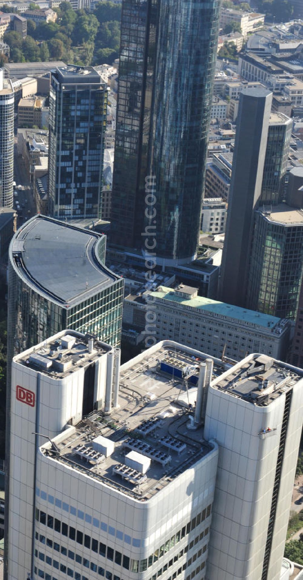 Aerial image Frankfurt am Main - Dach des Silberturm / Silberling / Silver Tower / Jürgen - Ponto - Hochhaus / Dresdner - Bank - Hochhaus. Das Gebäude befindet sich im Bahnhofsviertel Frankfurts. Hauptmieter des Gebäudes ist die Deutsche Bahn AG. Das Gebäude gehört der Commerzbank durch die die Dresdner Bank übernommen wurde. Roof of the silver tower / Silberling / Silver Tower / Juergen - Ponto - high - rise / Dresdner - Bank - high - rise. It is situated in the area around the train station in Frankfurt. Main tenant of the building is the Deutsche Bahn AG.