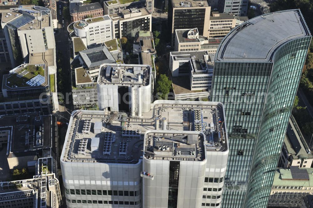 Aerial photograph Frankfurt am Main - Dach des Silberturm / Silberling / Silver Tower / Jürgen - Ponto - Hochhaus / Dresdner - Bank - Hochhaus. Das Gebäude befindet sich im Bahnhofsviertel Frankfurts. Hauptmieter des Gebäudes ist die Deutsche Bahn AG. Das Gebäude gehört der Commerzbank durch die die Dresdner Bank übernommen wurde. Roof of the silver tower / Silberling / Silver Tower / Juergen - Ponto - high - rise / Dresdner - Bank - high - rise. It is situated in the area around the train station in Frankfurt. Main tenant of the building is the Deutsche Bahn AG.