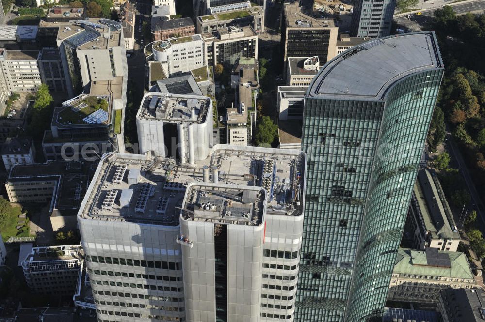 Frankfurt am Main from above - Dach des Silberturm / Silberling / Silver Tower / Jürgen - Ponto - Hochhaus / Dresdner - Bank - Hochhaus. Das Gebäude befindet sich im Bahnhofsviertel Frankfurts. Hauptmieter des Gebäudes ist die Deutsche Bahn AG. Das Gebäude gehört der Commerzbank durch die die Dresdner Bank übernommen wurde. Roof of the silver tower / Silberling / Silver Tower / Juergen - Ponto - high - rise / Dresdner - Bank - high - rise. It is situated in the area around the train station in Frankfurt. Main tenant of the building is the Deutsche Bahn AG.