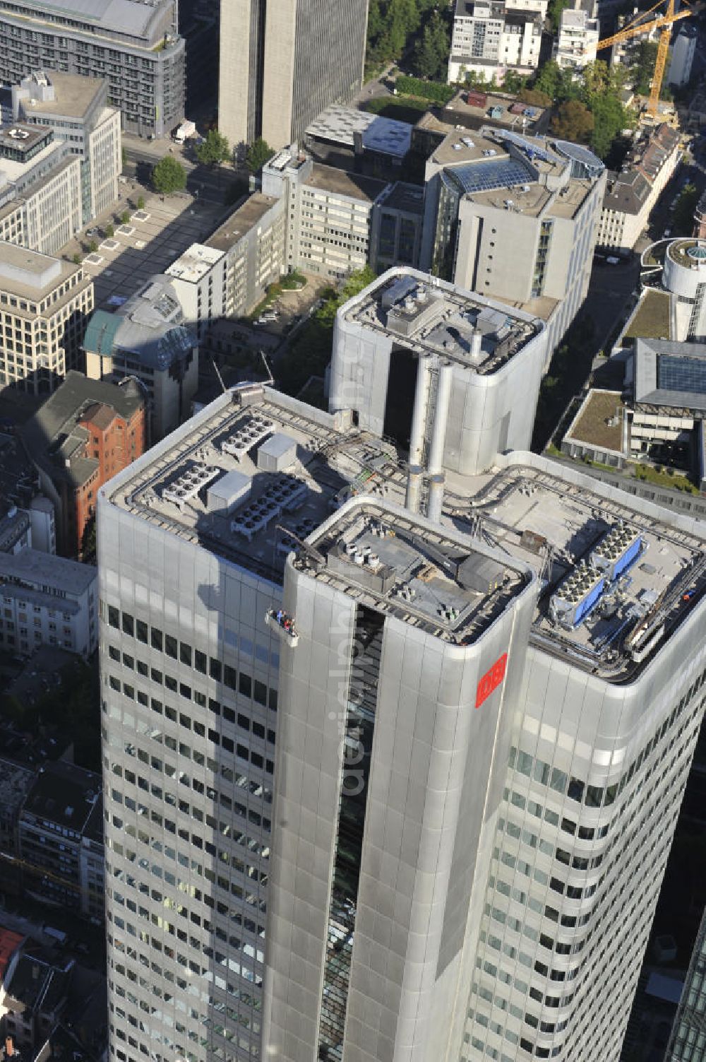 Frankfurt am Main from the bird's eye view: Dach des Silberturm / Silberling / Silver Tower / Jürgen - Ponto - Hochhaus / Dresdner - Bank - Hochhaus. Das Gebäude befindet sich im Bahnhofsviertel Frankfurts. Hauptmieter des Gebäudes ist die Deutsche Bahn AG. Das Gebäude gehört der Commerzbank durch die die Dresdner Bank übernommen wurde. Roof of the silver tower / Silberling / Silver Tower / Juergen - Ponto - high - rise / Dresdner - Bank - high - rise. It is situated in the area around the train station in Frankfurt. Main tenant of the building is the Deutsche Bahn AG.