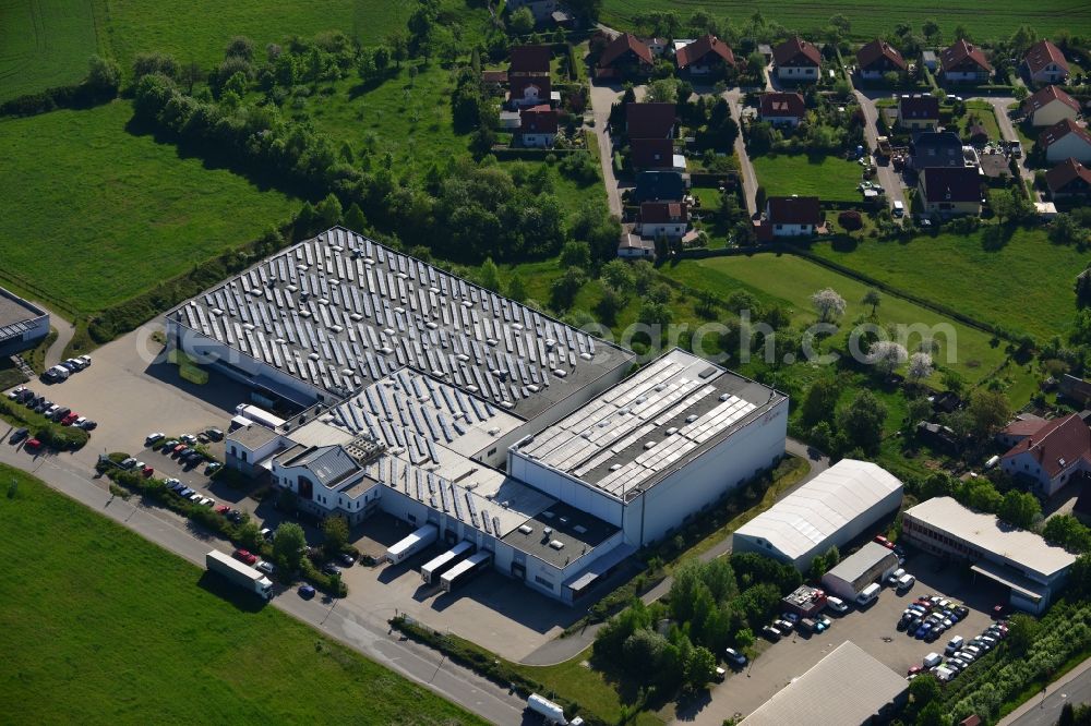 Pölzig from the bird's eye view: Seat and company building of the HECATEC GmbH in the commerce area in Poelzig in the state of Thuringia. The white building with the parking lot is located in an industrial area. Hecatec is a producer of disposable material made from pulp