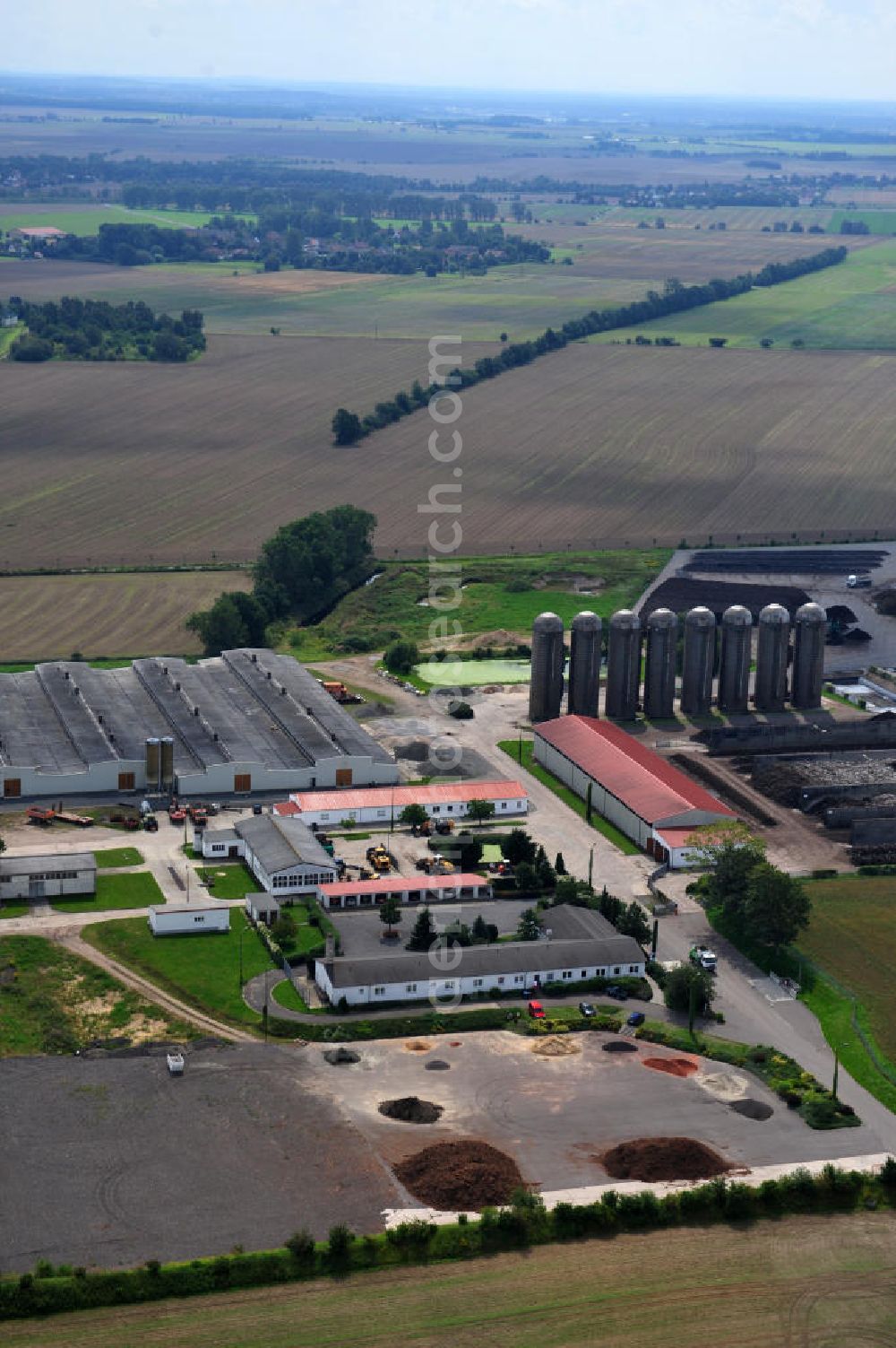 Liemehna from the bird's eye view: Der Sitz der auf Erdbau und Abriss sowie Handel mit Bauschutt spezialisierten Firmengruppe Rösl in Liemeha, Sachsen. The office of the Roesle group in Liemeha, Saxony. The company is specialized on eathworks, demolishion and trade with rubbish.