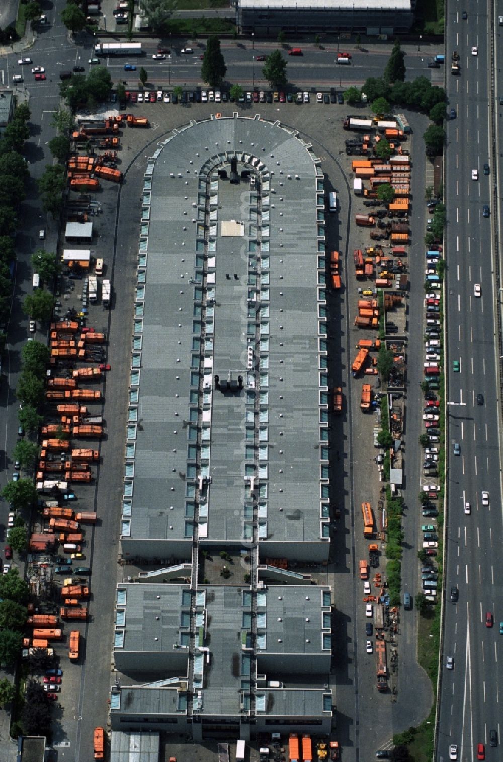 Berlin Tempelhof from the bird's eye view: Office and headquarters of the BSR at the Ringbahnstraße in Tempelhof Berlin