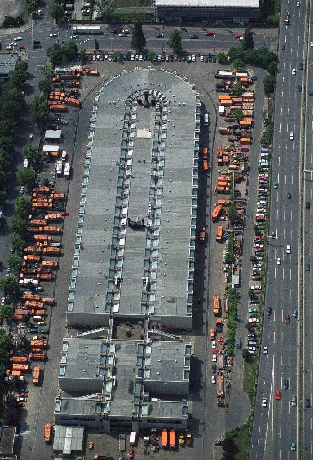 Aerial photograph Berlin Tempelhof - Office and headquarters of the BSR at the Ringbahnstraße in Tempelhof Berlin