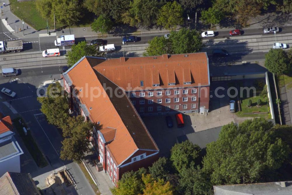 Berlin-Lichtenberg from the bird's eye view: Blick auf das Bürohaus an der Alfred-Kowalke-Strasse 30, dem Sitz der Agentur euroluftbild.de - eine Immobilie des Liegenschaftsfonds Berlin.