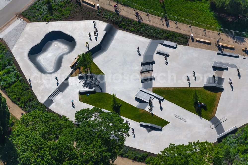 Aerial photograph Erfurt - Route of the cycle path and the skating rink in Nordpark in Erfurt in the state Thuringia, Germany