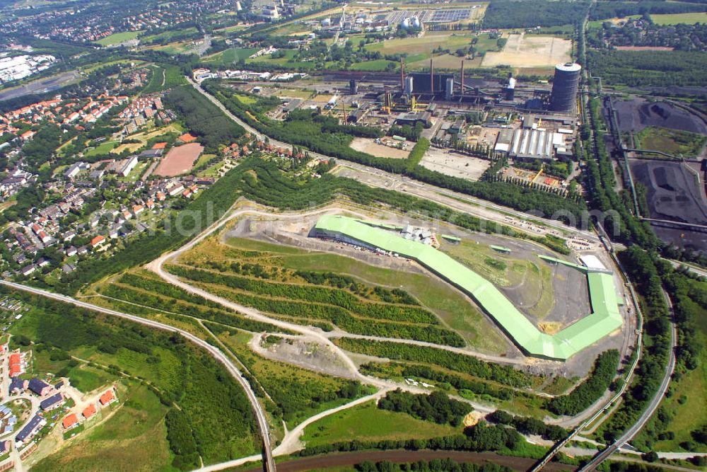 Bottrop from above - Blick auf die Prosperhalde mit Ski-Centrum / Ski-Halle.