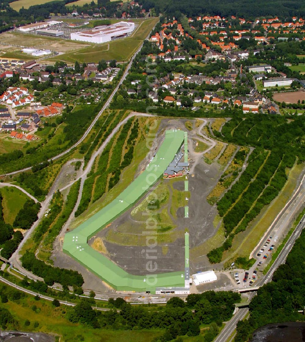 Bottrop from the bird's eye view: Blick auf die Prosperhalde mit Ski-Centrum / Ski-Halle.