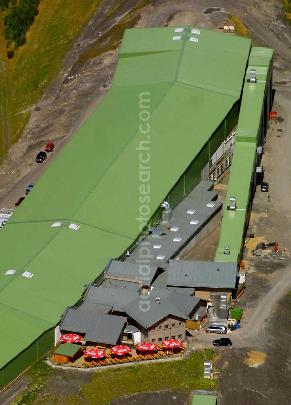 Aerial image Bottrop - Blick auf die Prosperhalde mit Ski-Centrum / Ski-Halle.