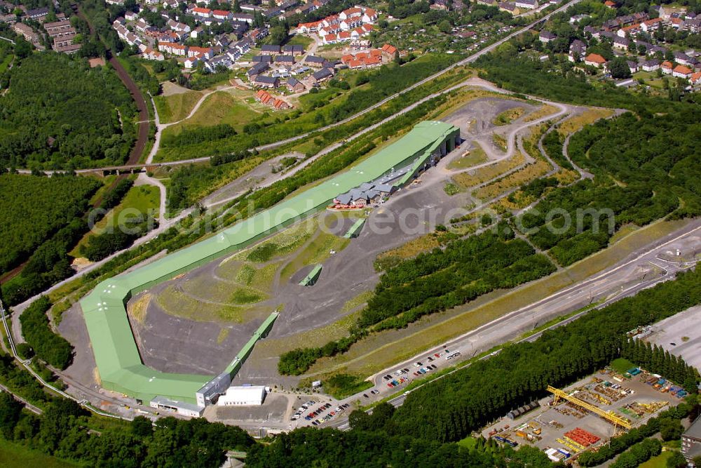 Aerial photograph Bottrop - Blick auf die Prosperhalde mit Ski-Centrum / Ski-Halle.