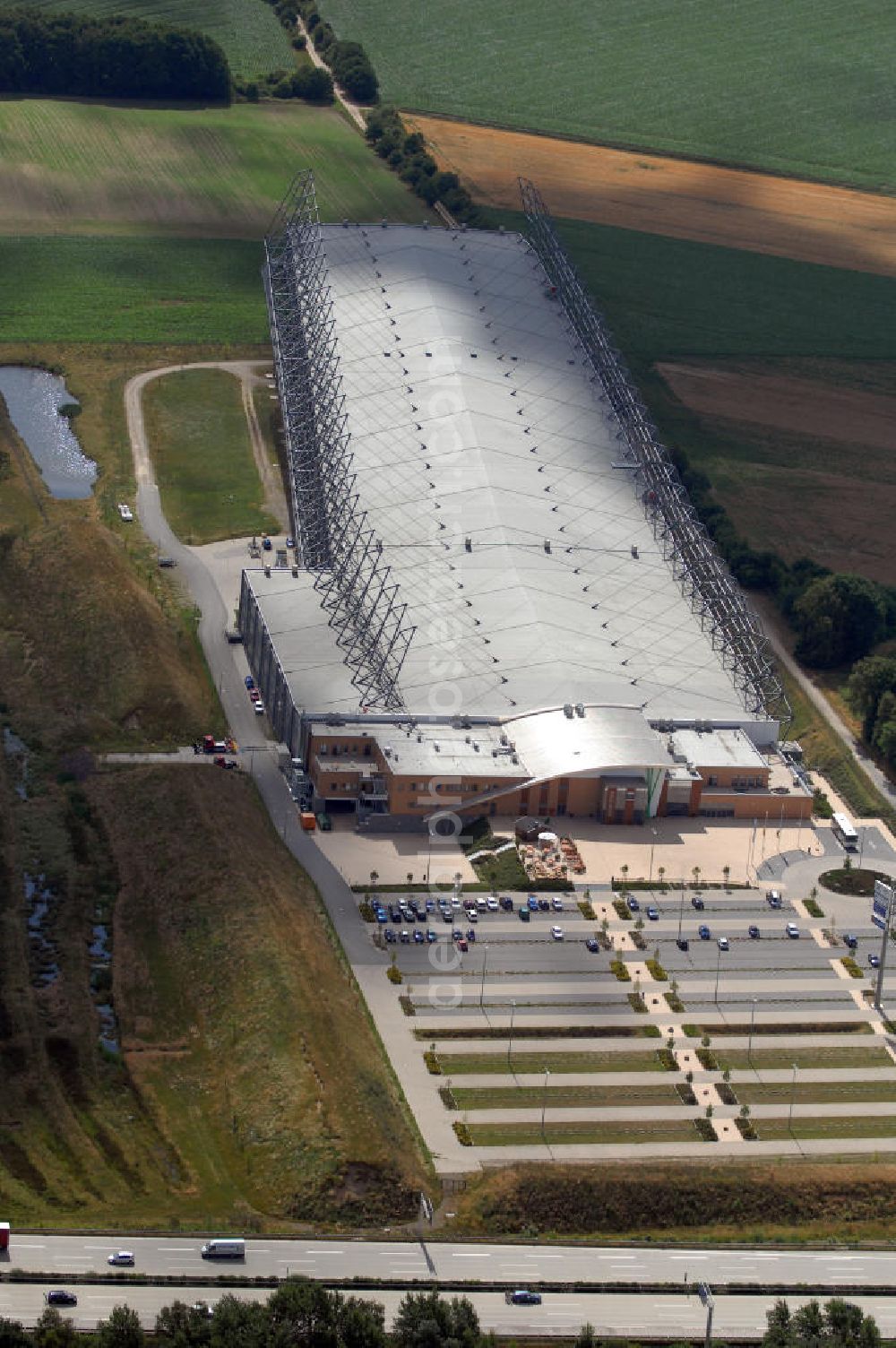 Aerial image Bispingen - Blick auf die Skihalle Snow Dome in Bispingen. Die Skihalle wurde am 21. Oktober 2006 eröffnet und besitzt eine 300 m lange Piste. Kontakt: Snow Dome Sölden in Bispingen GmbH, Horstfeldweg 9, 29646 Bispingen, Tel. +49(0)5194 4311 0, Fax +49(0)5194 4311 111, Email: info@snow-dome.de