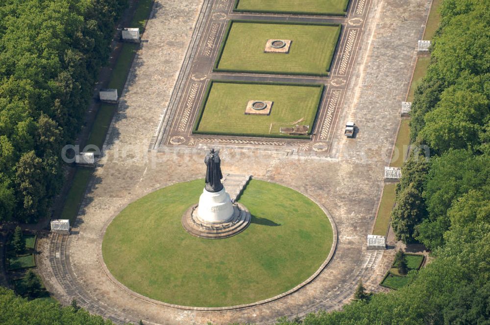 Berlin from the bird's eye view: Blick auf das Zentrum des Sowjetischen Ehrenmals, der Skulptur des Befreiers. Diese besteht aus dem Ehrenhügel, der darin befindlichen Kuppel, die als Mausoleum dient, sowie der Statue eines Soldaten der Roten Armee. Inspiriert ist die Statue durch die angebliche Tat eines Sowjetsoldaten, der unter Beschuss ein kleines Mädchen retten konnte. Das gesamte Ehrenmal wurde 1949 errichtet und befindet sich im Treptower Park, erreichbar über die beiden Eingänger am Treptower Park und der Puschinallee.