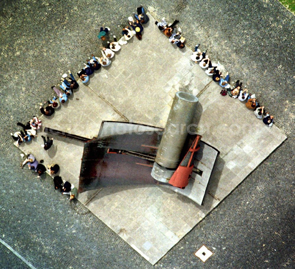 Aerial photograph Bochum - Blick auf die Skulptur vor dem Bergbaumuseum im Zentrum von Bochum im Ruhrgebiet. Bochum center sculpture in front of the mining museum.