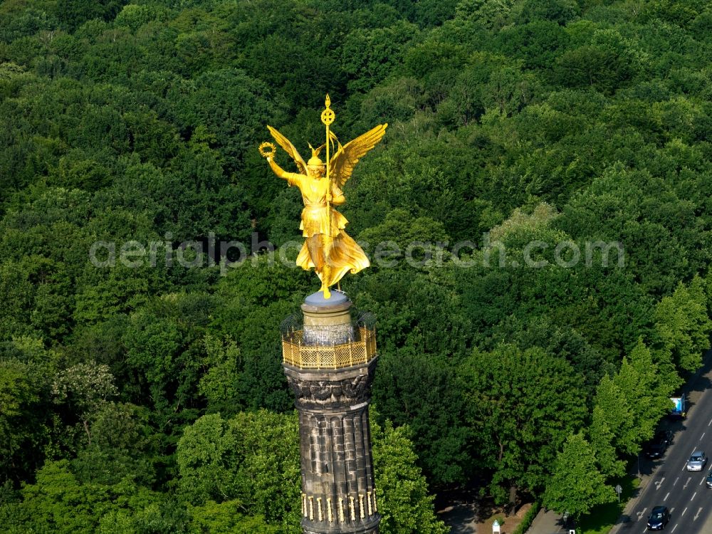 Aerial photograph Berlin - The Skulptur der Goldelse auf der Siegessaeule am Kreisverkehr Grosser Stern in Berlin Tiergarten