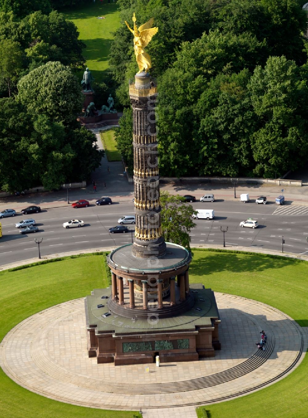 Berlin from the bird's eye view: The Skulptur der Goldelse auf der Siegessaeule am Kreisverkehr Grosser Stern in Berlin Tiergarten