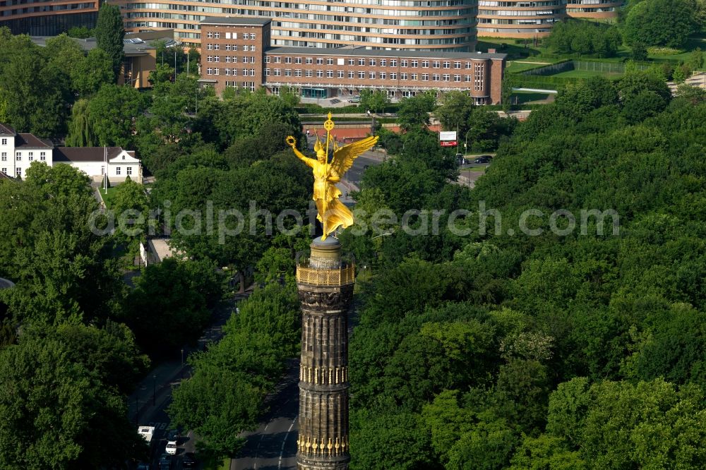 Aerial image Berlin - The Skulptur der Goldelse auf der Siegessaeule am Kreisverkehr Grosser Stern in Berlin Tiergarten