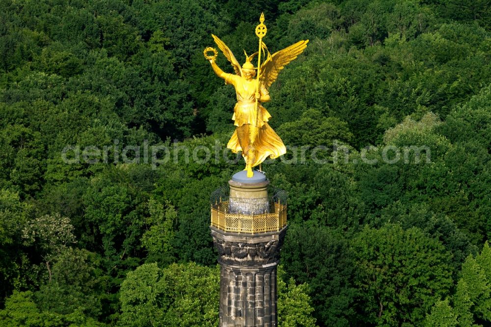 Aerial photograph Berlin - The Skulptur der Goldelse auf der Siegessaeule am Kreisverkehr Grosser Stern in Berlin Tiergarten