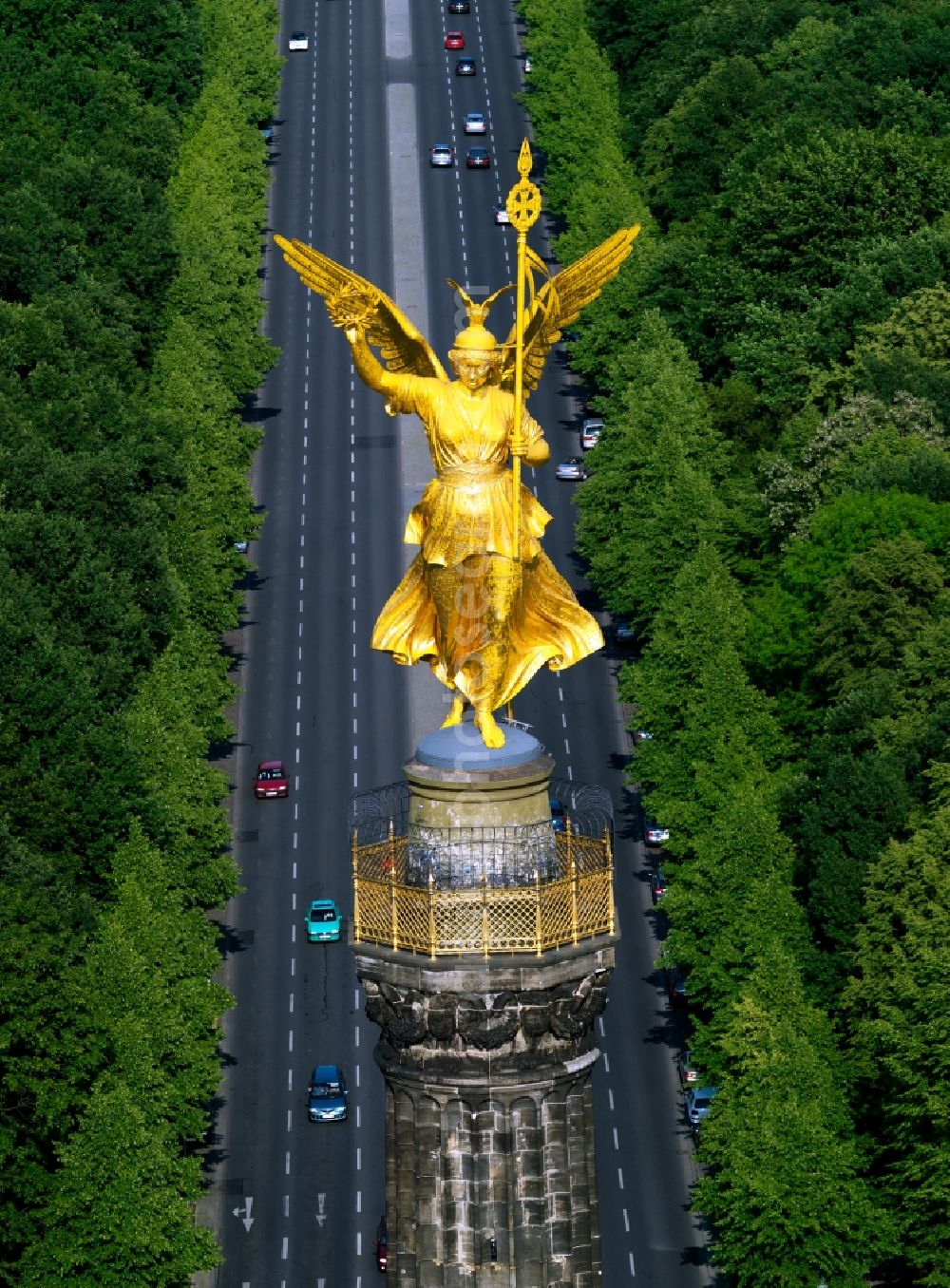 Aerial image Berlin - The Skulptur der Goldelse auf der Siegessaeule am Kreisverkehr Grosser Stern in Berlin Tiergarten