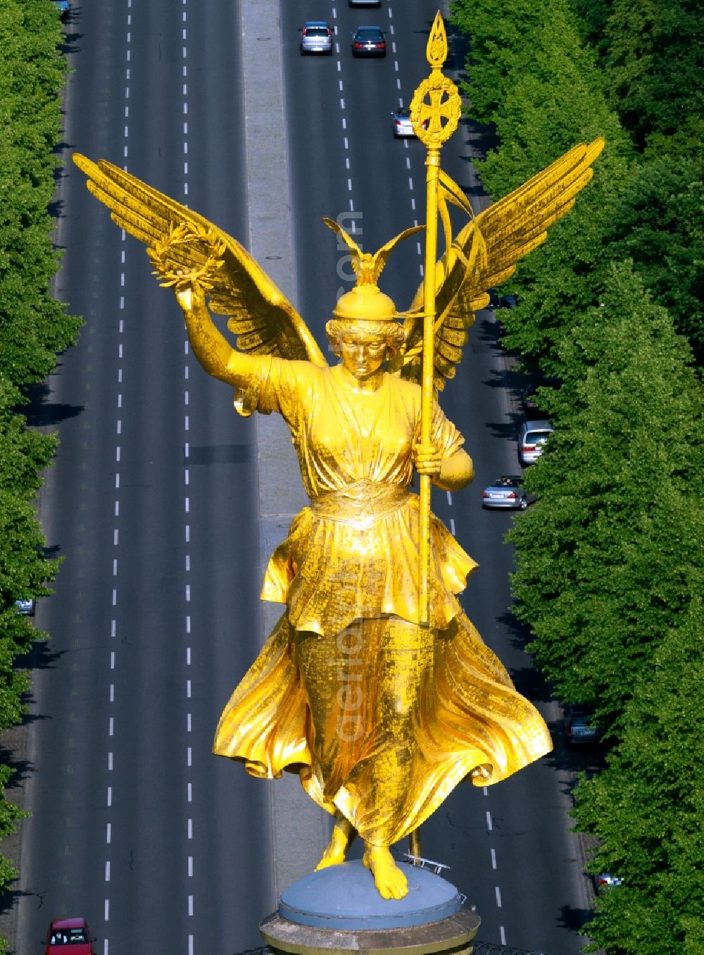 Aerial photograph Berlin - The Skulptur der Goldelse auf der Siegessaeule am Kreisverkehr Grosser Stern in Berlin Tiergarten