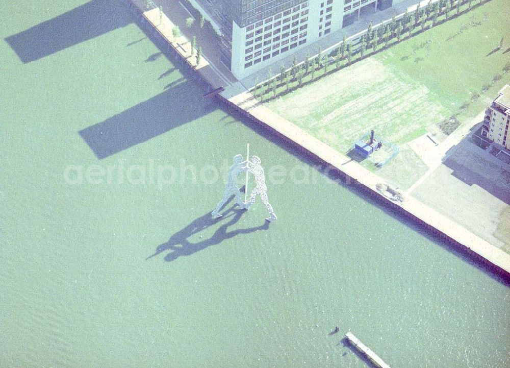 Aerial image Berlin - Treptow - Skulptur auf dem Spreebereich am Treptower in Berlin - Treptow.