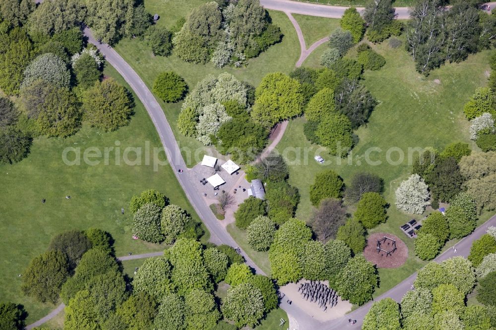 Berlin from the bird's eye view: Sculpture, playground and food stall in the Britzer Garten park in the Britz part of the district of Neukoelln in Berlin