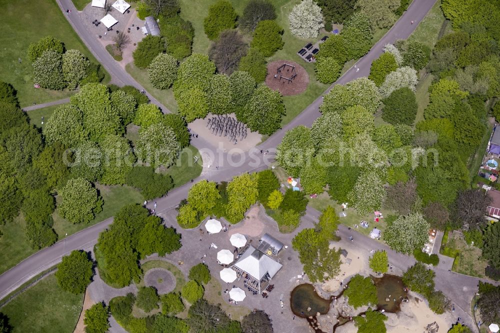 Aerial image Berlin - Sculpture, playground and food stall in the Britzer Garten park in the Britz part of the district of Neukoelln in Berlin